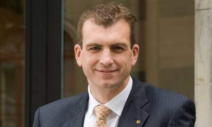 Christopher Rudolph, 37, General Manager Grand Hôtel du Lac, Vevey: Der schweizerisch-südafrikanische
Doppelbürger und Halbbruder
des Basketball-Stars Thabo
Sefolosha legte in der Haute Hotellerie
eine steile Karriere hin:
Nach der Hotelfachschule in Lausanne machte
er die internationale
Ochsentour - im ägyptischen El Gouna, in Istanbul und im
Berliner «Adlon». Mit 31 lancierte
er die Wiedereröffnung des Grand
Hôtel du Lac in Vevey. (Bild: PR)