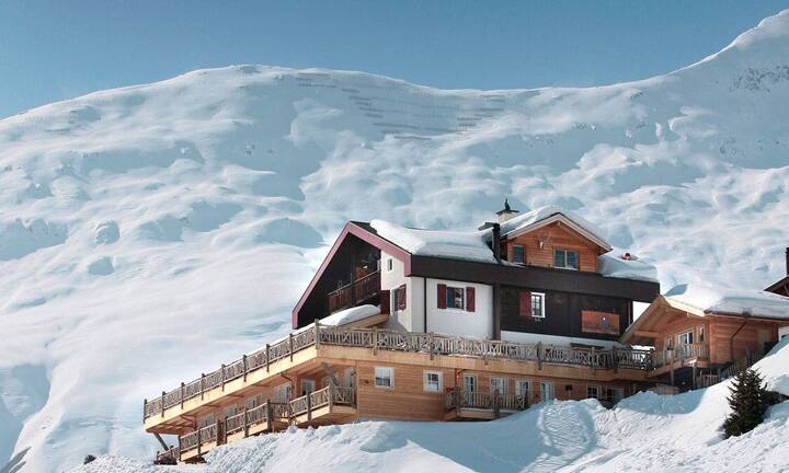 Vier Hotels an Traumlagen:Belalp
- Übernachten: Hamilton Lodge & Spa Belalp, Postfach 49, 3914 Blatten VS,  www.hamiltonlodge.ch
Schlittelweg Belalp–Blatten: www.belalp.ch
Winterwandern in der Aletscharena: www.aletscharena.ch
Ausflug nach Bitsch: Das Gasthaus Z’Matt.  www.restaurant-zmatt.ch