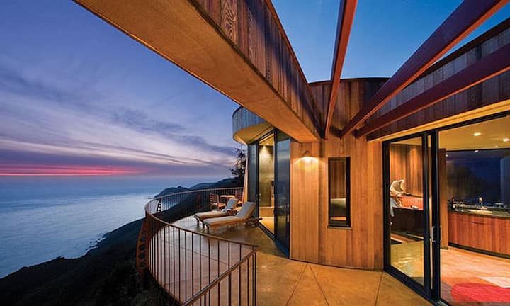 Die weltbesten Ferienhotels 2015:Platz 10: Post Ranch Inn, Big Sur/Kalifornien.Die Post Ranch Inn im kalifornischen Big Sur ist einer der spektakulärsten Plätze der Welt für eine Love-Affair. In den 39 rustikal-luxuriösen Zimmern und Baumhäusern fühlt man sich wie ein Vogel zwischen Himmel und Meer. Zudem wird einem die in der ganzen Anlage spürbare Liebe zum Detail die Lust auf andere Hotels nachhaltig verderben.