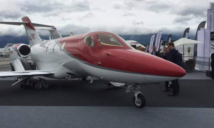 Nicht an der Ebace ist der Prototyp des Pilatus PC-24. Dafür zeigt Konkurrent Honda den Hondajet, ein zweistrahliges Geschäftsreiseflugzeug für maximal fünf Passagiere. Das erste von der Honda Aircraft Company entwickelte und gebaute Serienflugzeug fischt im gleichen Markt wie der PC-24.