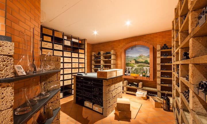 Der hauseigene Weinkeller bietet die Möglichkeit zur kühlen Lagerung des privaten Weinsortimentes.