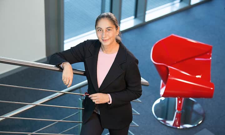 Platz 4: Bettina WürthVermögen: 1,5 bis 2 Milliarden FrankenGemeinsam mit ihrem Vater Reinhold steuert die Appenzellerin Bettina Würth als Beiratsvorsitzende den Familienkonzern gleichen Namens. Und seit der weltweit führende Verkäufer von allen denkbaren Montage- und Befestigungsmaterialien 2014 die Marke von zehn Milliarden Euro Jahresumsatz geknackt hat, gibt es kein Halten mehr. Die Verkäufe rund um den Globus steigen und steigen.Norbert Guthier