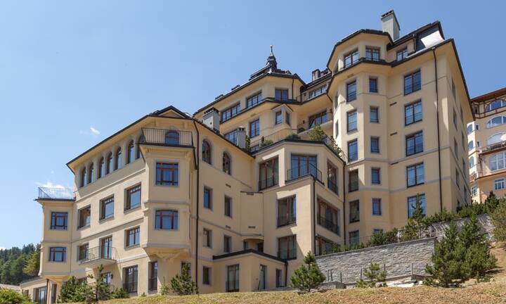 Das grosse Haus, in dem die Wohnung liegt, ist ein echter Augenschmaus. Eine Bushaltestelle und die Talstationen der Chantarella Bahn befinden sich nur wenige Minuten vom Haupteingang des Hauses entfernt.
Preis: 5,5 Millionen Franken