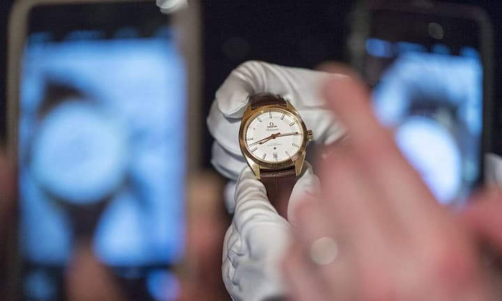 Die erste Uhren- und Schmuckmesse in Basel geht auf das Jahr 1917 zurück. 1931 erhielt die Messe einen eigenen Pavillon. Im Jahr 1963 zog die Messe um. Erst 1972 öffnete sich die Baselworld für ausländische Aussteller, damals aus Deutschland, Frankreich, Grossbritannien und Italien, ab 1986 dann auch für aussereuropäische Aussteller.