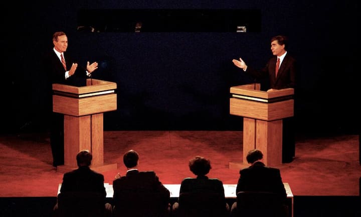 1988: Verhängnisvoll war eine Aussage des demokratischen Gouverneurs Michael Dukakis (r.). Er sprach sich im TV-Duell gegen die Todesstrafe aus, selbst wenn seine Frau Opfer eines Gewaltverbrechens würde. Er verlor gegen den Republikaner George H. W. Bush.