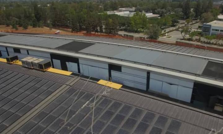 Das Hauptgebäude Ende 2016. Hier montieren Arbeiter Solarpanels. Foto: Youtube