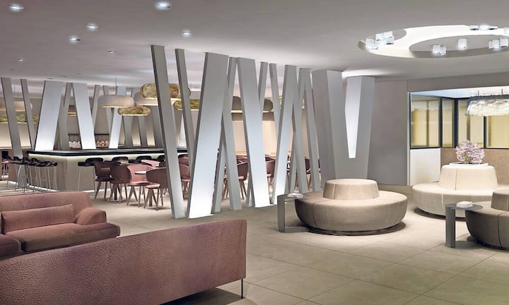 Das «Mercure Europe Basel» hat nach mehrmonatiger Neugestaltung den Betrieb als «Pullman Basel Europe» aufgenommen. Das Haus liegt in der Nähe der Altstadt und der Messe. Es verfügt über 141 Zimmer, sechs Meetingräume, ein Fitnesscenter, ein Bistro mit Bar sowie ein Gourmetrestaurant. Damit ist die globale Premiummarke Pullman des französischen Hotelkonzerns Accor erstmals in der Schweiz vertreten.
Standardzimmer mit Frühstück ab 180 Franken pro Nacht