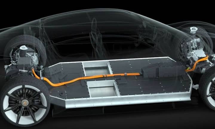 Das Fahrzeug wird nur von einer modernen Lithium-Ionen-Batterie versorgt. Damit deren Gewicht gleichmässig verteilt ist, erstreckt sie sich über den gesamten Unterboden des Wagens.
