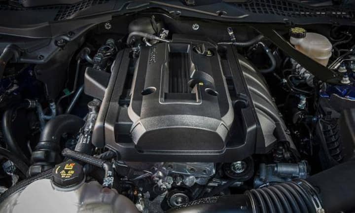 1979 kam die dritte Generation des Mustangs als Cobra-Edition mit einem 2,3-Liter-Vierzylinder-Turbo unter der Haube und bescheidenen 116 PS. Der 2,3-Liter-Ecoboost-Turbo im neuen Mustang hat 314 PS und stemmt 434 Newtonmeter (Nm) Drehmoment auf die Hinterachse.