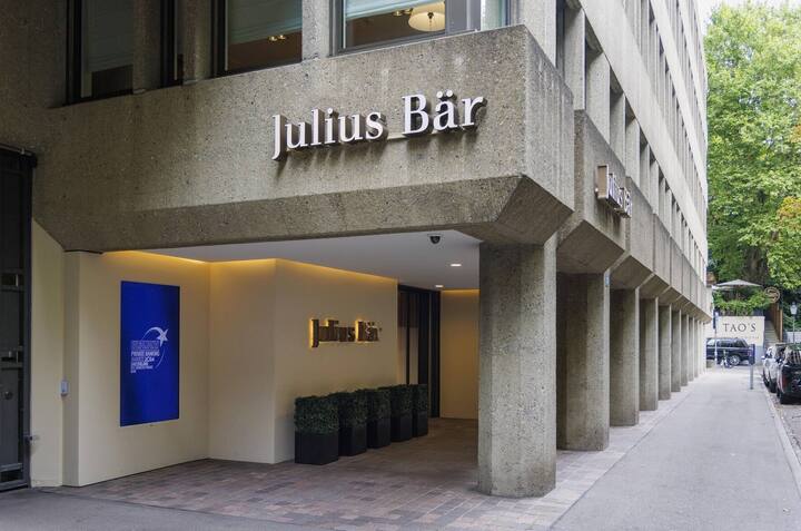 Julius Bär 520 Mrd. verwaltete Vermögen 1022 Mio. Gewinn 7595 Mitarbeiter Verwaltete Vermögen erste 10 Monate 2025, Gewinn und Mitarbeiter per Ende 2024.