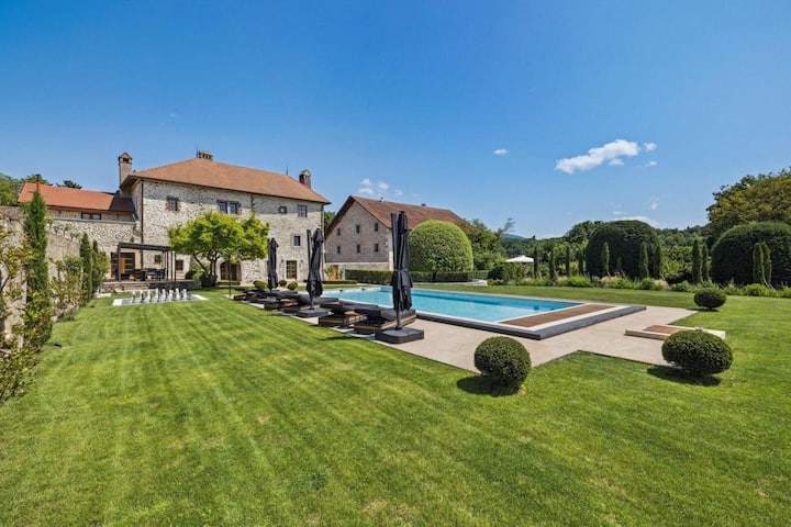 Der Pool im Garten ist 14 Meter lang und beheizt.