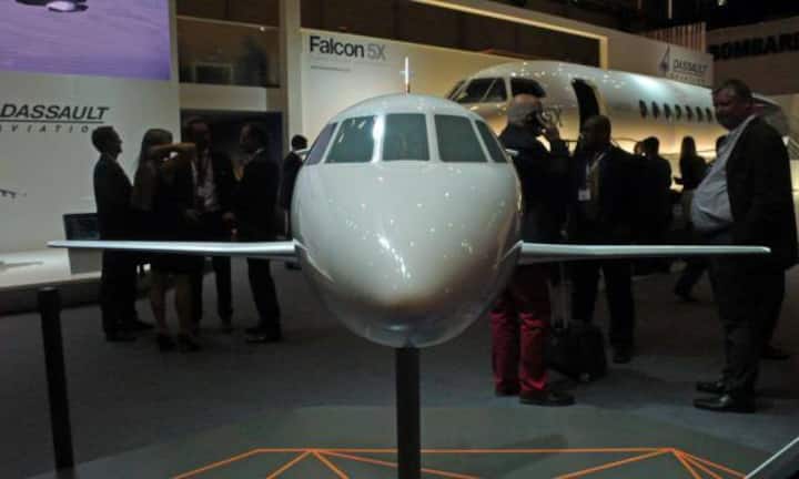 Dassault zeigt kleine und grosse Modelle. Im Hintergrund ist ein 1:1-Modell des Falcon 5x zu sehen, der sich derzeit in Entwicklung befindet.