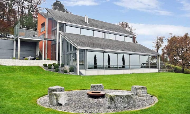 Sieben Schlafzimmer und sechs Badezimmer verteilen sich auf den vier Etagen der Villa. Ebenso verfügt die Villa über eine 2,5-Zimmer-Einliegerwohnung mit separatem Eingang und Terrasse.