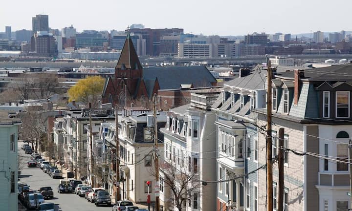 Etwas länger – etwa dreieinhalb Jahre – muss ein Angestellter in Boston für eine solche Wohnung arbeiten.Tim Sackton/CC/flickr