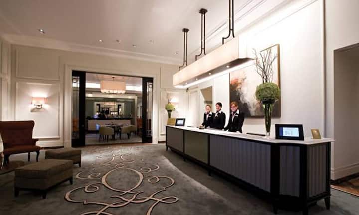 Platz 2 (4): Fairmont Le Montreux Palace, MontreuxDer Konzertflügel in der Hotelhalle wird oft spontan von Gästen bespielt. Das sagt einiges aus über das Lebensgefühl im Montreux Palace. Anders als in scheinbar perfekten Grandhotels sind die Gäste hier nicht mit ihrer eigenen Unvollkommenheit konfrontiert und können ganz gelassen sich selber sein. Die frisch erneuerten Zimmer und das aufmerksame Team tun ihr Übriges, damit man sich hier sehr wohl fühlt.zvg