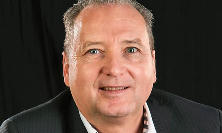 Erich MossetCEO und Mitinhaber RondaDer ETH-Ingenieur war gerade einmal 28 Jahre alt, als er 1989, wenige Jahre nach dem Tod seines Vaters, das Steuer des Familienunternehmens übernahm, die Firma neu positionierte und kontinuierlich ausbaute. Heute beschäftigt Ronda mit Fabriken in Lausen, Stabio TI und Thailand 1800 Personen und stellt pro Jahr rund 20 Millionen Uhrwerke her.FOTOLABOR SPIESS AG