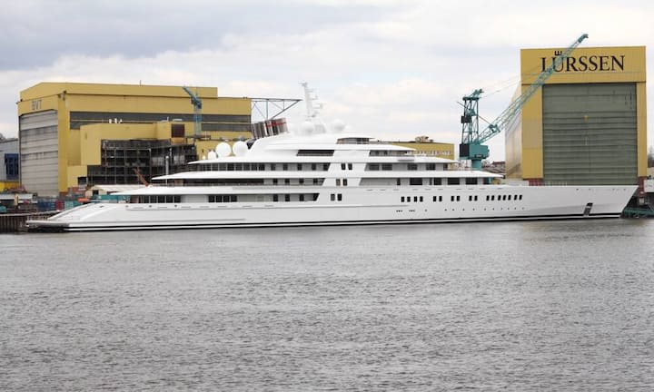 Platz 1: Azzam — 180 Meter Über die grösste Luxusjacht der Welt ist nicht sehr viel bekannt. Sie gehört angeblich einer saudischen Königsfamilie und kostete um die 600 Millionen Dollar. Die in Deutschland gebaute Azzam soll sogar mit einem kleinen U-Boot und einem Raketenabwehrsystem ausgestattet sein. ChrisKarsten/Wikimedia/CC