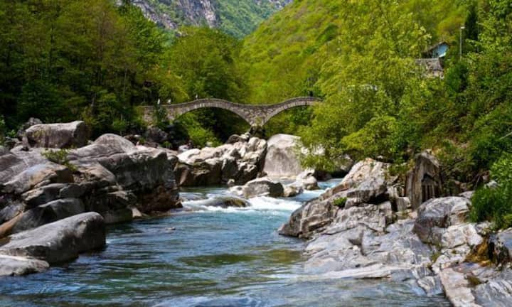 Tessin: Mit Süssigkeiten verdient die italienische Familie Perfetti ihr Geld. 2015 kommen sie damit auf 4 bis 4,5 Milliarden Franken. Ihr Süsswarenriese Perfetto Van Melle produziert und vertreibt Marken wie Vivident, Mentos, Chupa Chups, Brooklyn und Golia höchst erfolgreich. Von der Familie selbst gibt es kaum Bilder. Diriyve Amey/CC/flickr