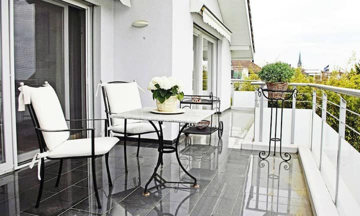 Die gross dimensionierten Schlafräume im Obergeschoss sind lichtdurchflutet und die 23 m2-grosse Terrasse bietet Sicht auf die Bergwelt und das Tal des Sempachersees.