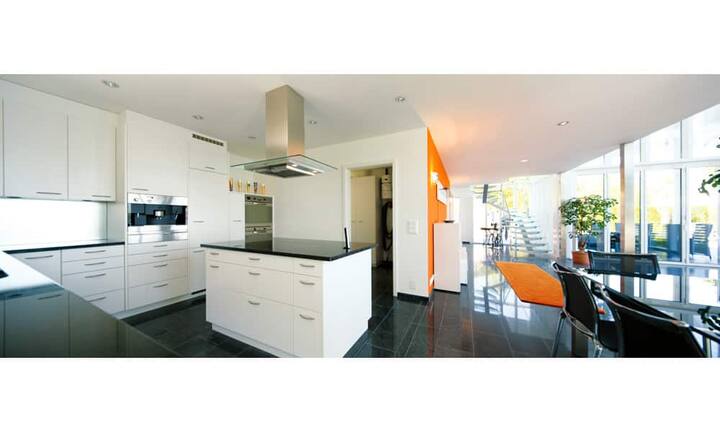 Das Einfamilienhaus mit seinem klaren Linien und lichdurchfluteten Räumen wurde 2003 fertiggestellt und...