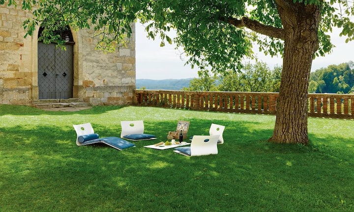 Geerdet: Locker auf der Erde sitzen, aber mit allen Annehmlichkeiten eines Stuhls: Die Low Collection des österreichischen Gartenmöbelherstellers Viteo verbindet Entspannung und Ergonomie und stellt zugleich den Kontakt zur Natur her. Die mehrteilige Kollektion bietet alles fürs gesellige Beisammensein. www.viteo.com Preise auf Anfrage