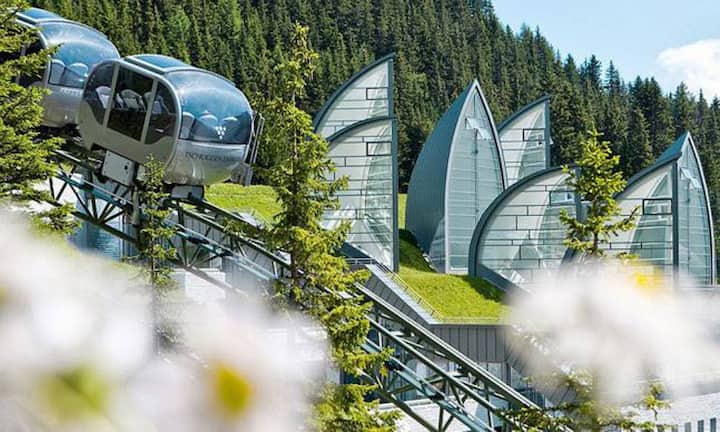 Platz 8: Tschuggen Grand Hotel, Arosa.Das Tschuggen Grand Hotel in Arosa begeistert mit einzigartigem Wellbeing-Bereich unter farbig illuminierten Glas-Segeln und dem hauseigenen «Tschuggen Express», der in drei Minuten ins Ski- und Wandergebiet führt. Bei den ältlichen Hotelkorridoren hörte die Investitionsfreude leider auf.