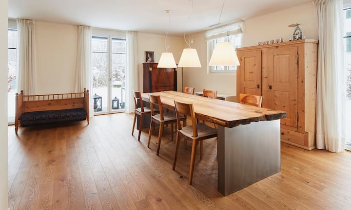 Die Küche ist mit dem offenen Wohn-Essbereich verbunden...