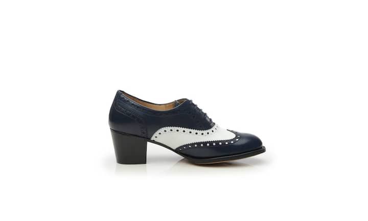 Kontrastreich:  Shoepassion Mit einem schlichten Business-Outfit kombiniert, kommen diese Full-Brogue Oxford in Blau und Weiss richtig gut zur Geltung. Preis 250 Franken