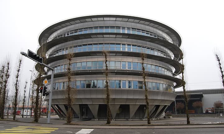 Das Rundhaus in Suhr ist ein weniger typischer Calatrava. Das Bürogebäude wurde 1985 fertiggestellt und galt damals als futuristisch. Später plante der Doppelbürger in Suhr auch noch den grossen Saal des Kulturzentrums – selbstverständlich säulenfrei.
Dietrich Michael Weidmann/CC/Wikimedia