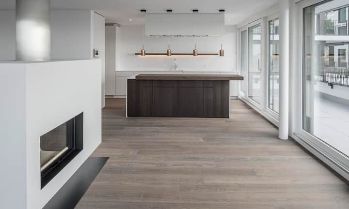 Im Attikageschoss findet man neben der Küche ein freistehendes Doubleface-Cheminée.