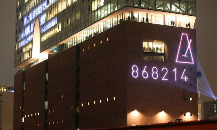 Ein Countdown zählte die Sekunden bis etwa auch Bundespräsident Joachim Gauck und Bundeskanzlerin Angela Merkel am 11. Januar dem Eröffnungskonzert im grossen Konzertsaal lauschten.