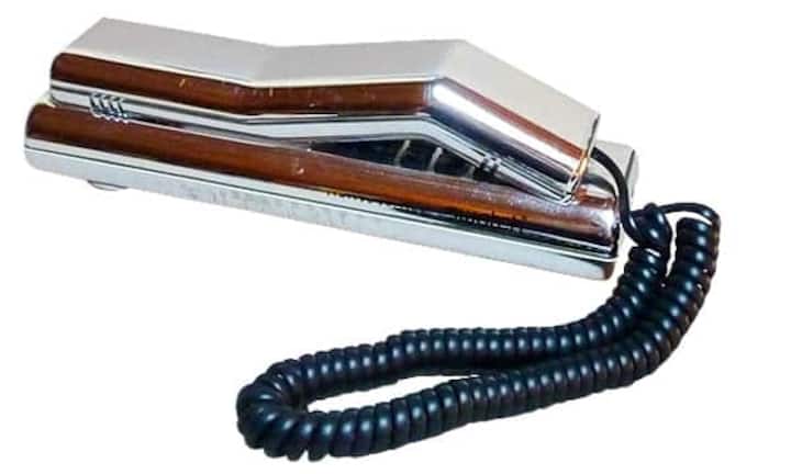 1988: Eine Diversifikation mit Telefonen floppt.