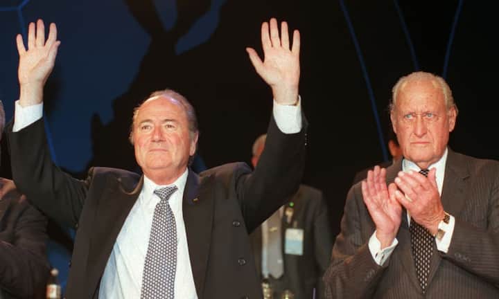 Krönung im Jahr 1998: In Paris wird Sepp Blatter zum Fifa-Präsidenten gewählt und tritt die Nachfolge des zurücktretenden FIFA-Präsidenten Joao Havelange an (re.). Er setzte sich gegen den UEFA-Präsidenten Lennart Johansson mit 111 zu 80 Stimmen durch. Bereits damals gab es Vorwürfe, dass die Wahl nicht ganz sauber verlaufen sei.