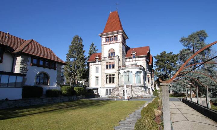 Durch zwei historische Eingangstore gelangt man zum Anwesen.