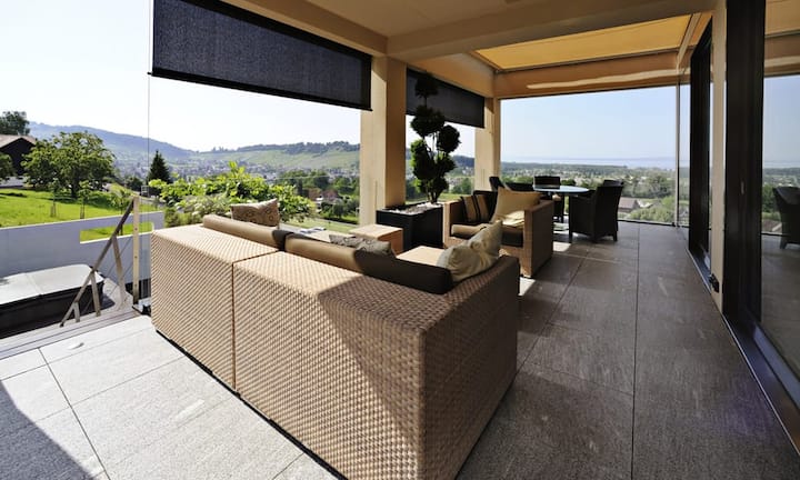 ...von der gedeckten Terrasse aus, hat man eine Weitsicht, die bis zum Bodensee reicht. Den Preis erfährt man auf Anfrage. (Quelle/Bilder:
Engel & Völkers)