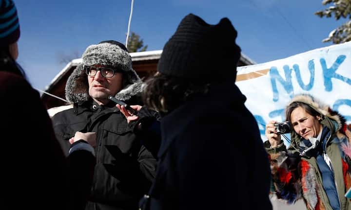 Platz 4: Thomas HirschhornDass das Kunsttreiben zurzeit weniger auf Oberflächenreize ausgerichtet ist, bestätigt Thomas Hirschhorn (Vorjahr Rang 5), der seit je zu den zeitkritischsten Geistern gehört und international Furore macht. Er verweist immer wieder mit affektstarken Materialassemblagen auf unhaltbare politische und soziale Zustände. Preisspanne: 18'000 - 450'000 Franken