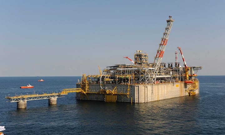 Energieunternehmen:
Donald Trump hat zwei umstrittene Ölpipelines bewilligt, die zuvor von Obama aufgrund von Umweltgefahren gestoppt wurden. Weiter hat er die Offshore-Ölförderung erleichtert und mehr Fracking angekündigt.