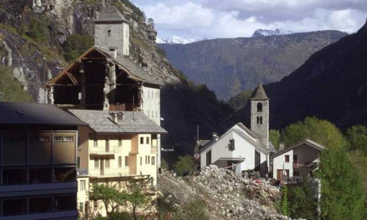 Im Weltrisikobericht 2016 werden die Gefahren von Erdbeben, Wirbelstürmen, Überschwemmungen, Dürren und einem Meeresspiegelanstieg berücksichtigt. Entscheidend ist zudem, dass diese Risiken mit anderen gesellschaftlichen Faktoren verbunden werden.
Die Schweiz steht trotz regelmässigen Naturkatastrophen sehr gut da und kommt auf Platz 155 von 171 Ländern. Als reiches Land kann sie die Bevölkerung effektiv schützen und unterstützen.