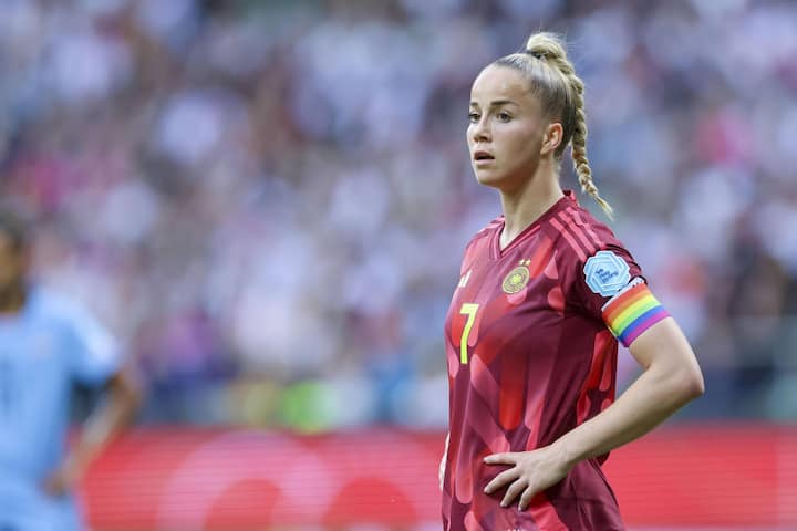 Name Giulia Gwinn Alter 26 Verein FC Bayern Karriere Kapitänin des deutschen Nationalteams, Auszeichnung als Nationalspielerin des Jahres 2019 und beste junge Spielerin an der WM 2019.