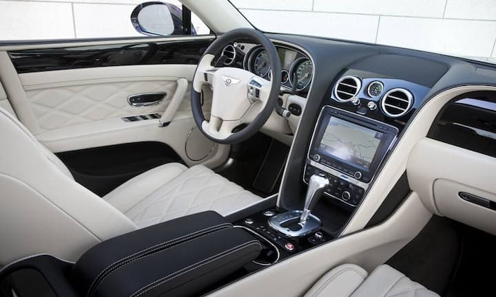 Das Interieur des Bentley New Flying Spur ist zu einem Großteil in Handarbeit in England entstanden. Beim Durchdrücken des Gaspedals schafft...