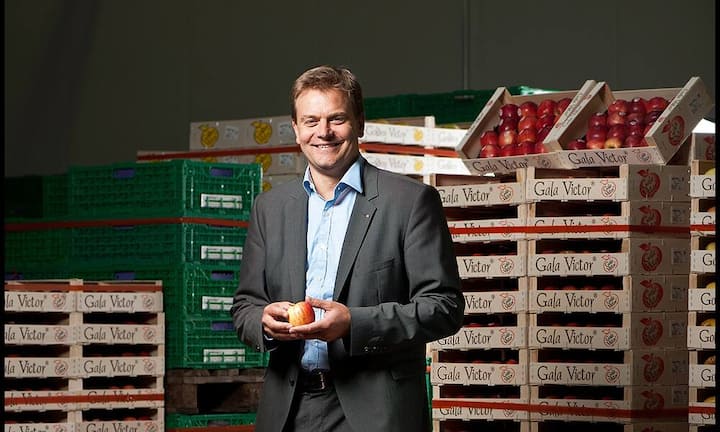 Martin Keller:CEO FenacoDer von Keller geführte Bauernkonzern kommt auf einen Umsatz von rund 6 Milliarden Franken. Die grosse Mehrheit der Bauern zappelt längst im Netz der Genossenschaft und ihrer über 80 Tochterfirmen mit 10'000 Angestellten. Im Düngerhandel beherrscht Fenaco 70 bis 80 Prozent des Schweizer Marktes, bei den Futtermitteln sind es mindestens 50 Prozent. François Wavre | lundi13