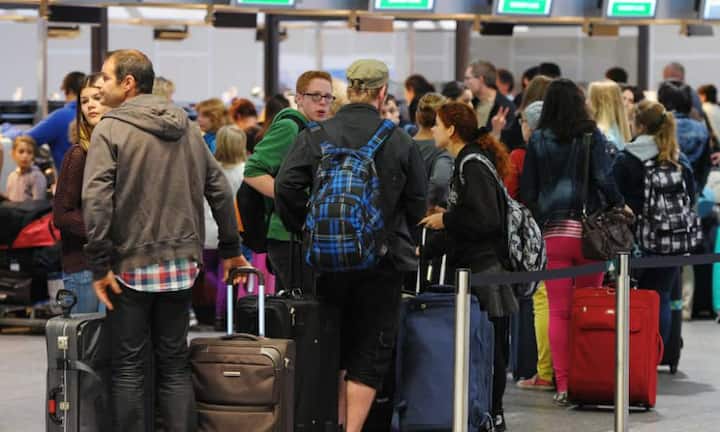 Die Drängler: Diese Gruppe ist unter den Flugpassagieren weit verbreitet. Es geht schon am Terminal los: Wenige Minuten bevor der Flug aufgerufen wird, bildet sich bereits eine Schlange. Im Flugzeug geht das Gedränge dann weiter, denn jeder möchte so schnell wie möglich an seinem Platz sitzen. Wer den Fehler macht, kurz sein Gepäck einräumen zu wollen und damit den Gang für wenige Sekunden blockiert, erntet sofort genervte Blicke. Dabei gilt: Am Ende warten wir alle gleich lange.