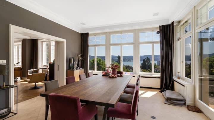 Vom Esszimmer aus hat man Sicht auf den Zürichsee und den Pfannenstiel.