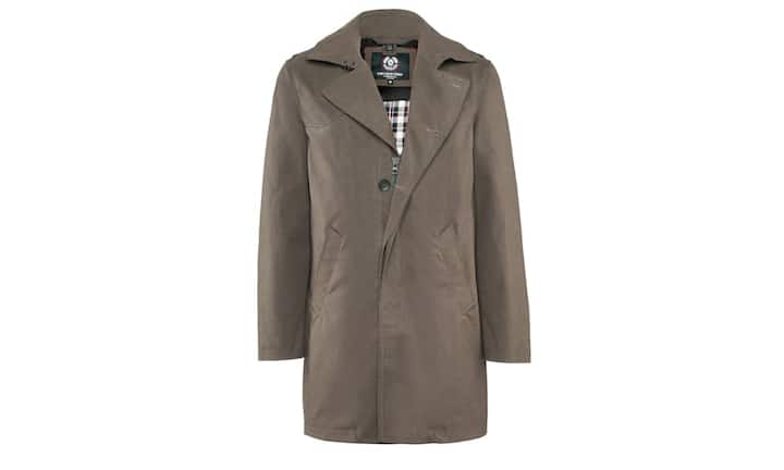 Schlicht: NabholzAus hochwertigem und gewachstem Baumwollstoff gefertigt, ist diese Jacke nicht nur ein Hingucker, sondern extrem wasserabweisend. Sie kann wahlweise mit einer warmen
Innenjacke ausgestattet werden. Weitere Extras: eine verschliessbare Innentasche für Tablet PC und Smartphone. Preis 689 Franken