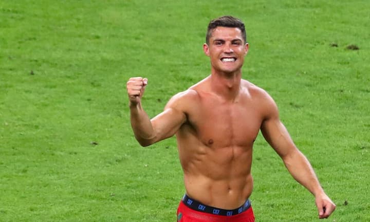 So verwandelt Fussball-Star Christiano Ronaldo seine Popularität mit Abstand am erfolgreichsten in bares Geld:Christiano Ronaldo ist ein Marketinggenie: Sein Label CR7 verkauft Unterwäsche, Hemden und Socken.
