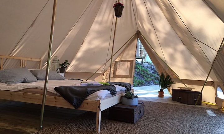 Das schlägt sich im Preis nieder. Denn im Schnitt gibt eine Familie à vier Personen beim Glamping rund 1400 Euro für eine Woche in einem Safarizelt bei schöner Lage aus.Natalie Heinrich