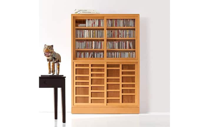 Wohin mit all den verstaubten Musikplatten und Büchern? Der aus Pinie lasierte Schrank von Marktex bietet genug Stauraum. Preis: 2600 Franken.