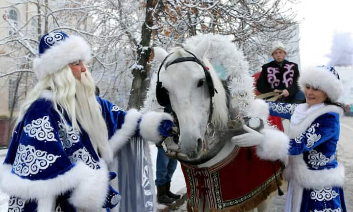 Lange mussten sich Kinder in Kirgistan für ihre Geschenke gedulden. Diese bringt zum Neujahr Väterchen Frost.