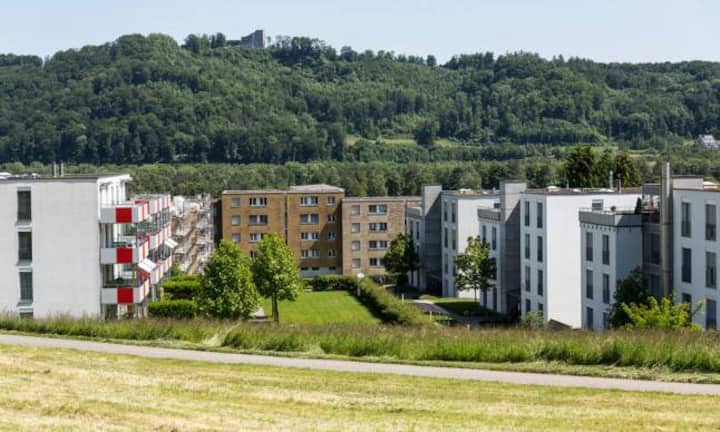 Die UBS hat Gemeinden analysiert, wo sich der Hauskauf lohnt - und Orte, wo Kaufwillige aufpassen sollten: 
Villnachern im Kanton Aargau gehört zu den Gemeinden mit attraktiven Preisen für Einfamilienhäuser. Der Ort liegt rund drei Kilometer vom lokalen Zentrum Brugg entfernt.