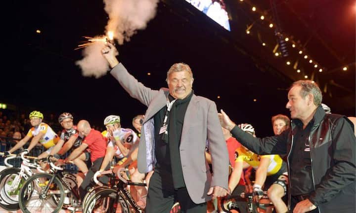 Hausi Leutenegger (links) gibt im November 2012 mit Max Hürzeler den Startschuss zu den «Sixdays-Nights» im Zürcher Hallenstadion. Keystone